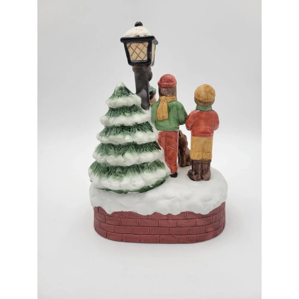 VTG House of Lloyd Carolers lighted music box plays Hark the herald angels‎ sing